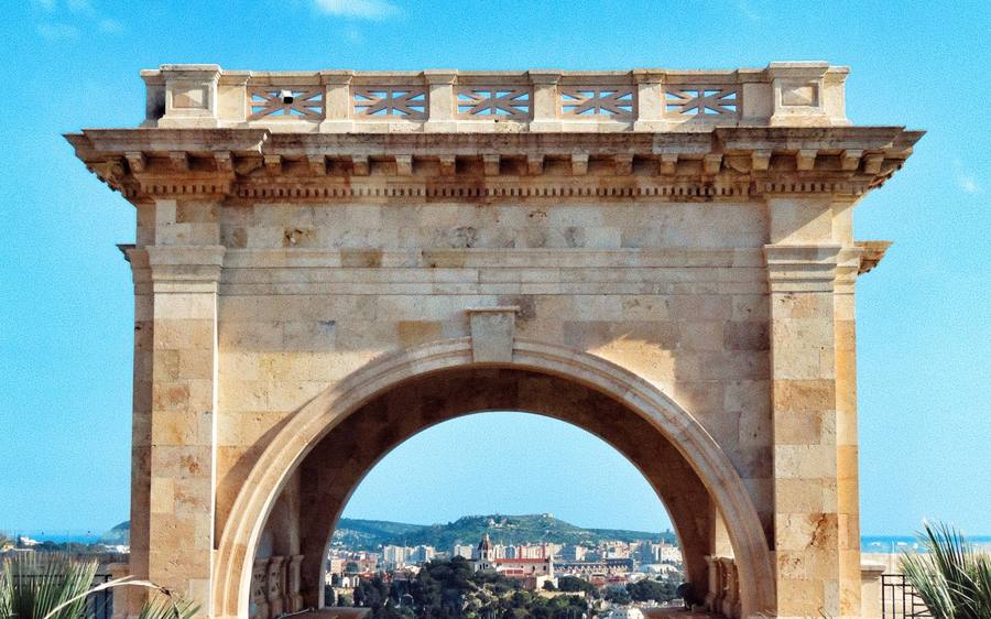 Cagliari: the arch of the Bastione di Saint Remy, framing the city.
