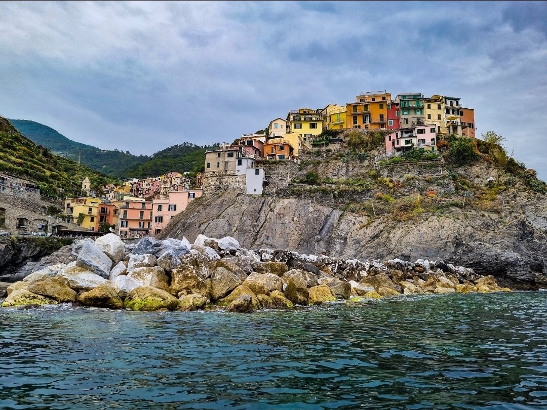 Manarola’s colorful houses on the rock, seen from the sea