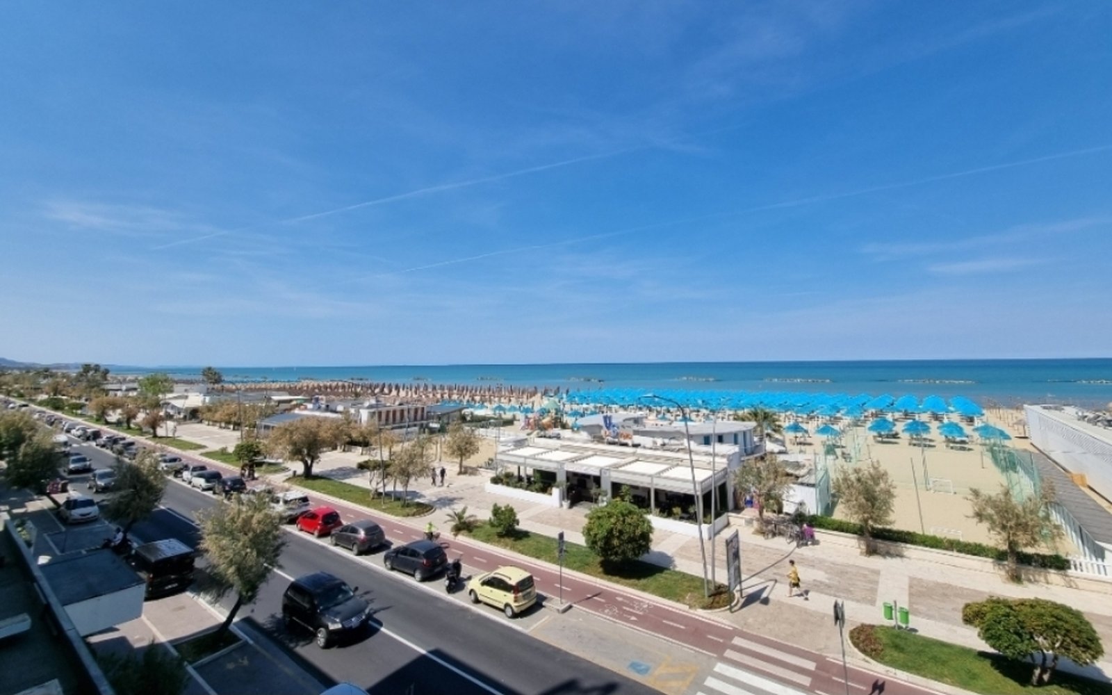 Pescara: the long sandy beach with umbrellas and the seafront from above.