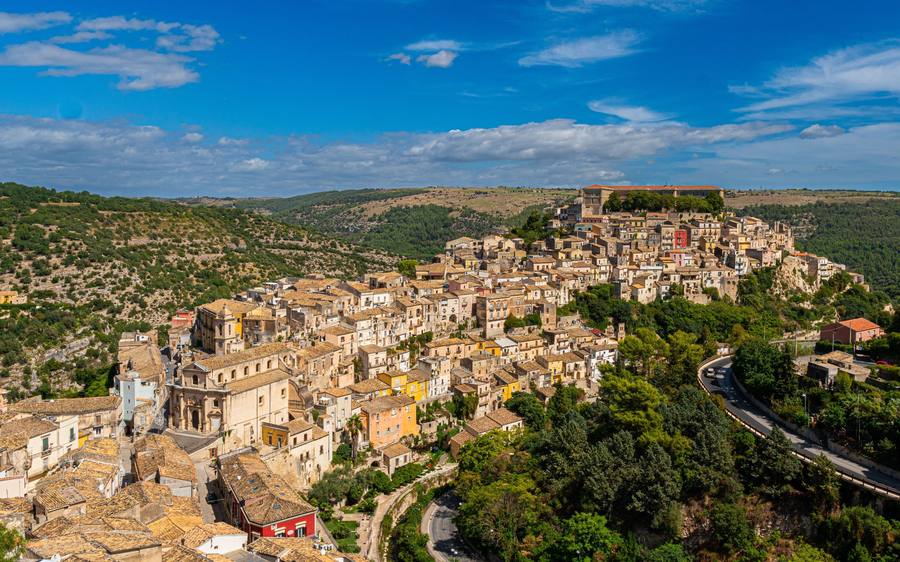 Ragusa: Ragusa Ibla, the old town, from above: baroque churches and stone houses on the slope.