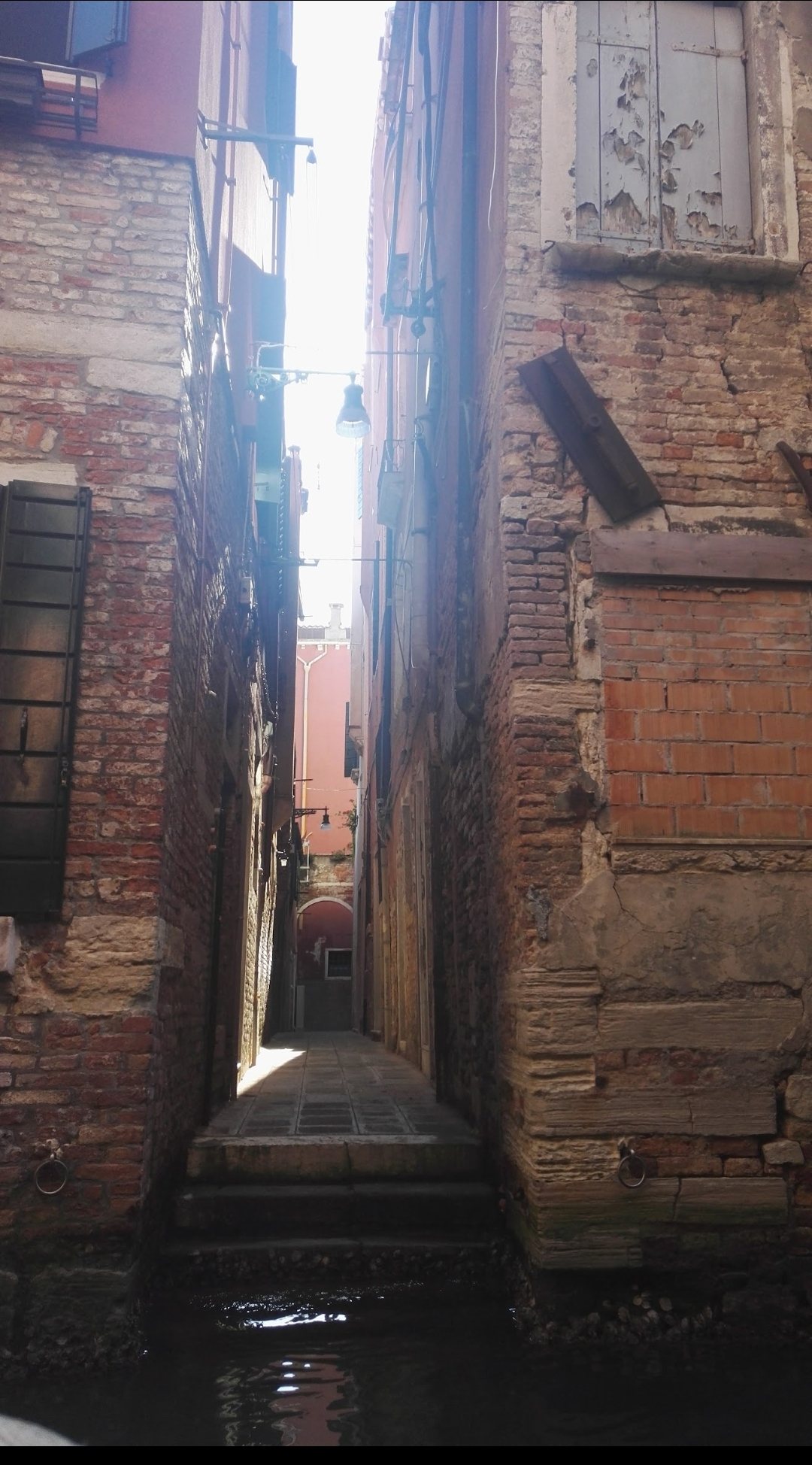 An alley that ends straight in a canal